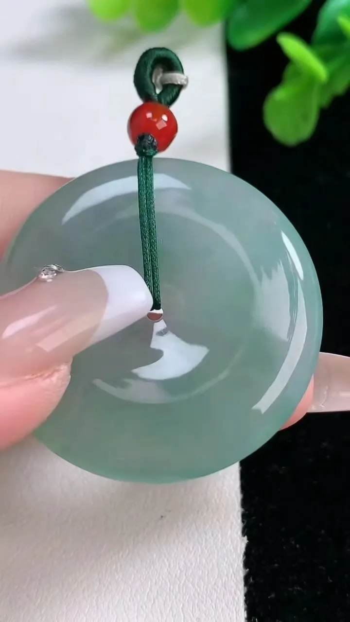 天然A货翡翠平安扣吊坠，尺寸38.3-5.6，重量:18.61g
1月1日