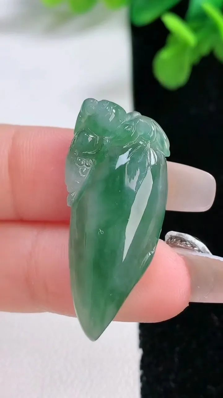 天然A货翡翠福瓜吊坠，尺寸34-14.5-5.4，重量:4.65g
1月1日