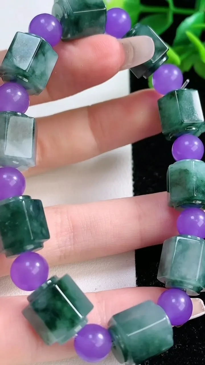 天然A货翡翠飘花路路通手串10颗，尺寸12-11，重量:44.85g1月1日
工厂直销收藏佳品,种好水足，色泽均匀，有种有色，上手高大气！
