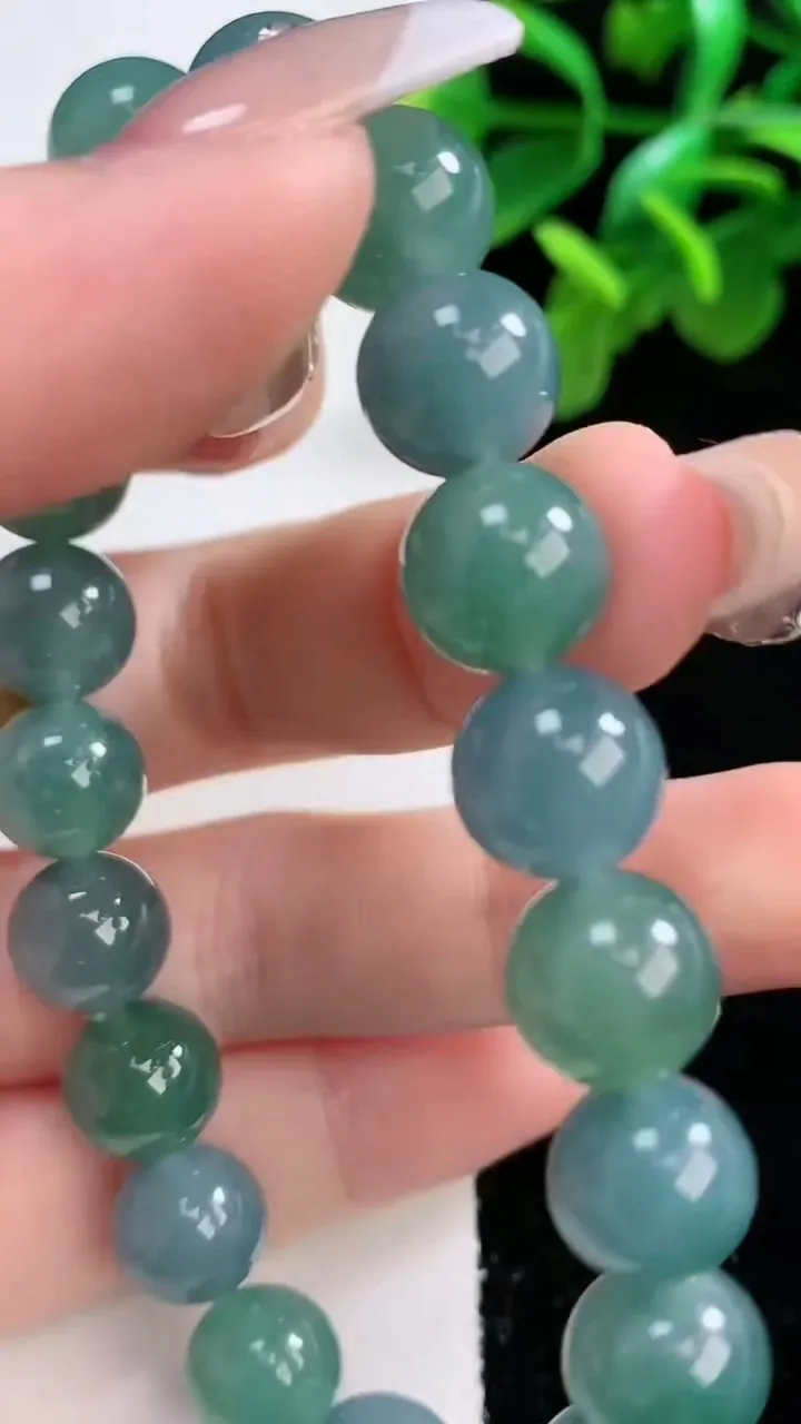 天然A货翡翠双彩蓝水圆珠手串20颗，尺寸9.8，重量:32.93g1月1日
工厂直销收藏佳品,种好水足，色泽均匀，有种有色，上手高大气！
