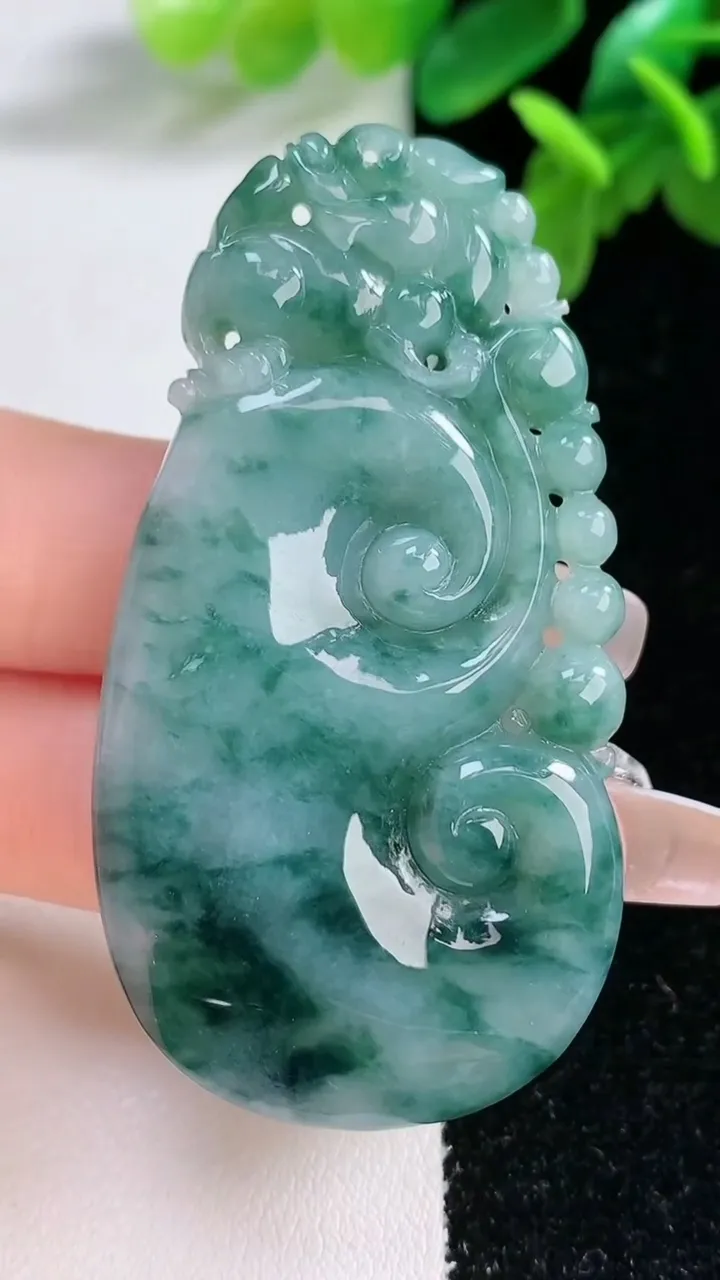 天然A货翡翠飘花如意吊坠，尺寸58-31.3-8.5，重量:27.03g
1月1日