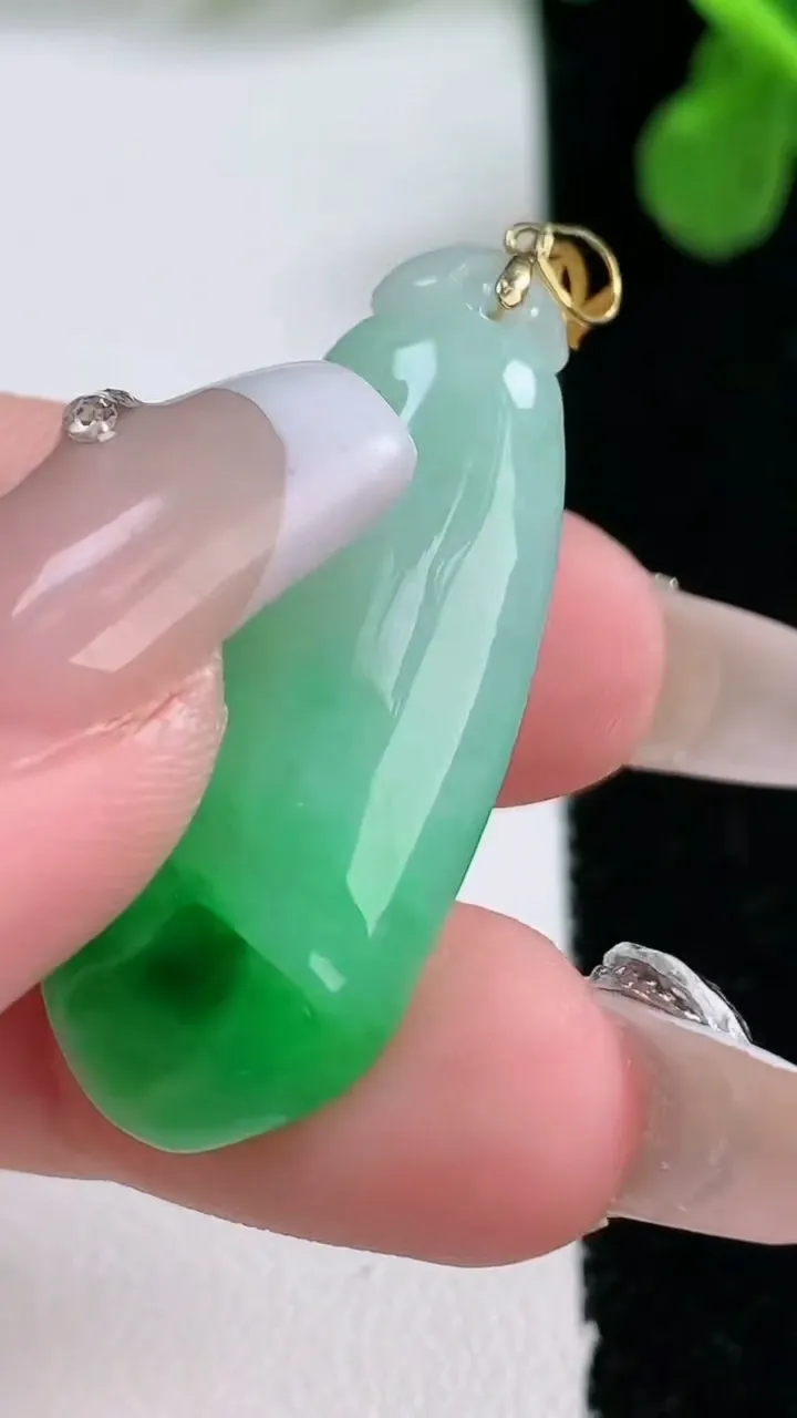 天然A货翡翠玉兰花吊坠，尺寸36-14.7-8.4，重量:7.25g
1月1日