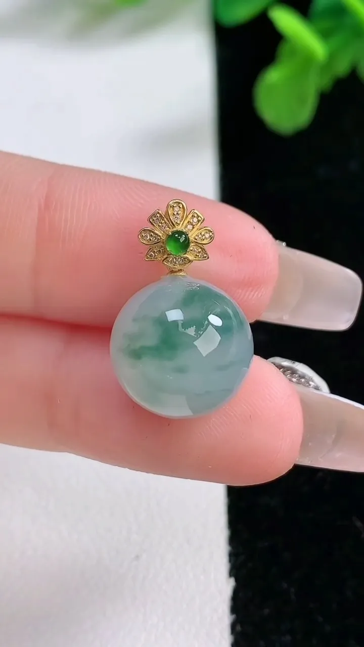 天然A货翡翠18k金飘花圆珠吊坠，尺寸13，重量:4.10g
1月1日