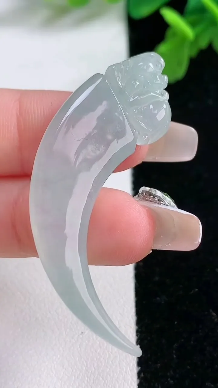 天然A货翡翠龙牙吊坠，尺寸47.4-14.3-5.4，重量:7.76g
1月1日