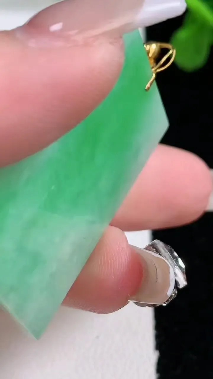 天然A货翡翠无事牌吊坠，尺寸38.7-27.7-2.8，重量:9.64g
1月1日