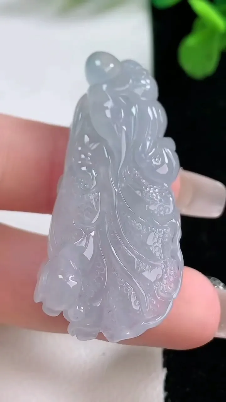 天然A货翡翠白菜吊坠，尺寸44.7-20.2-11.3，重量:18.85g
1月1日