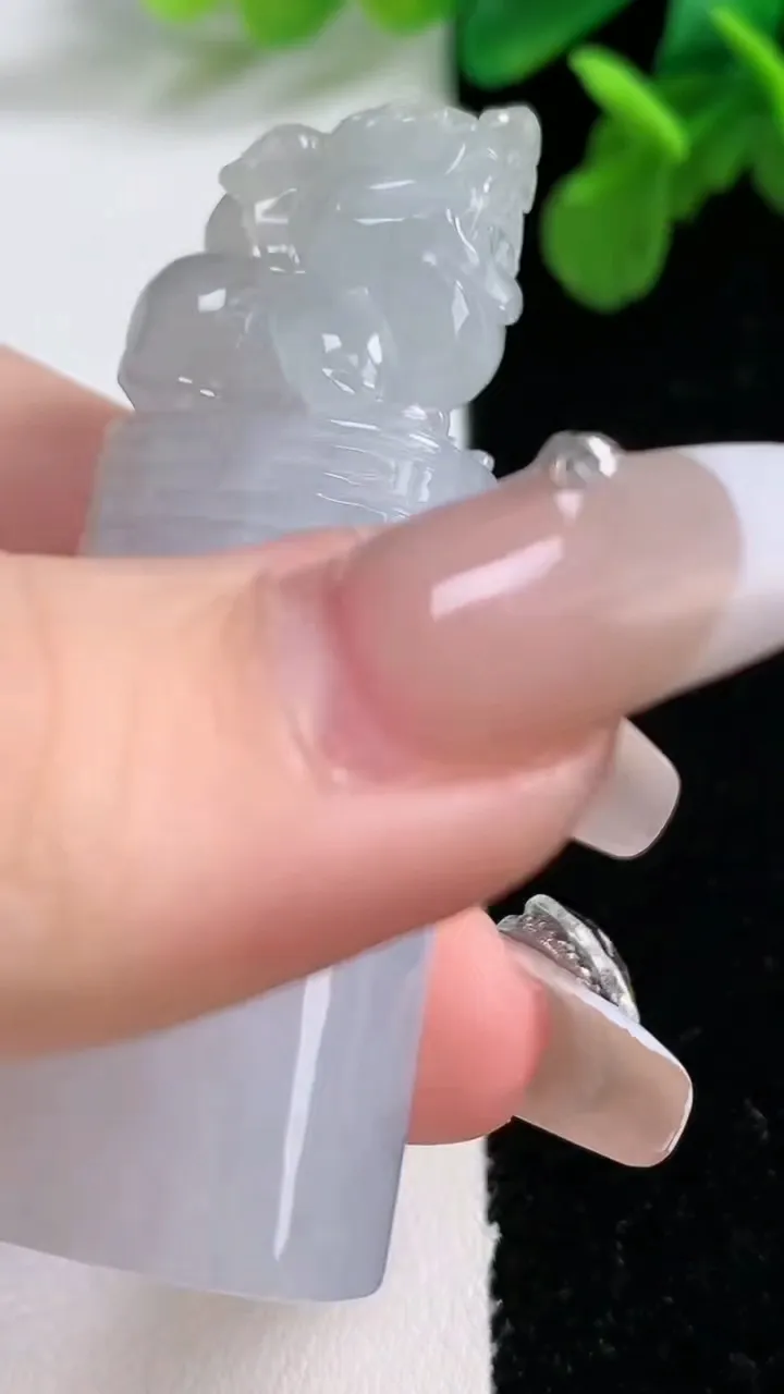 天然A货翡翠貔貅印章，尺寸56.5-20.8-13.7，重量:37.88g
1月1日