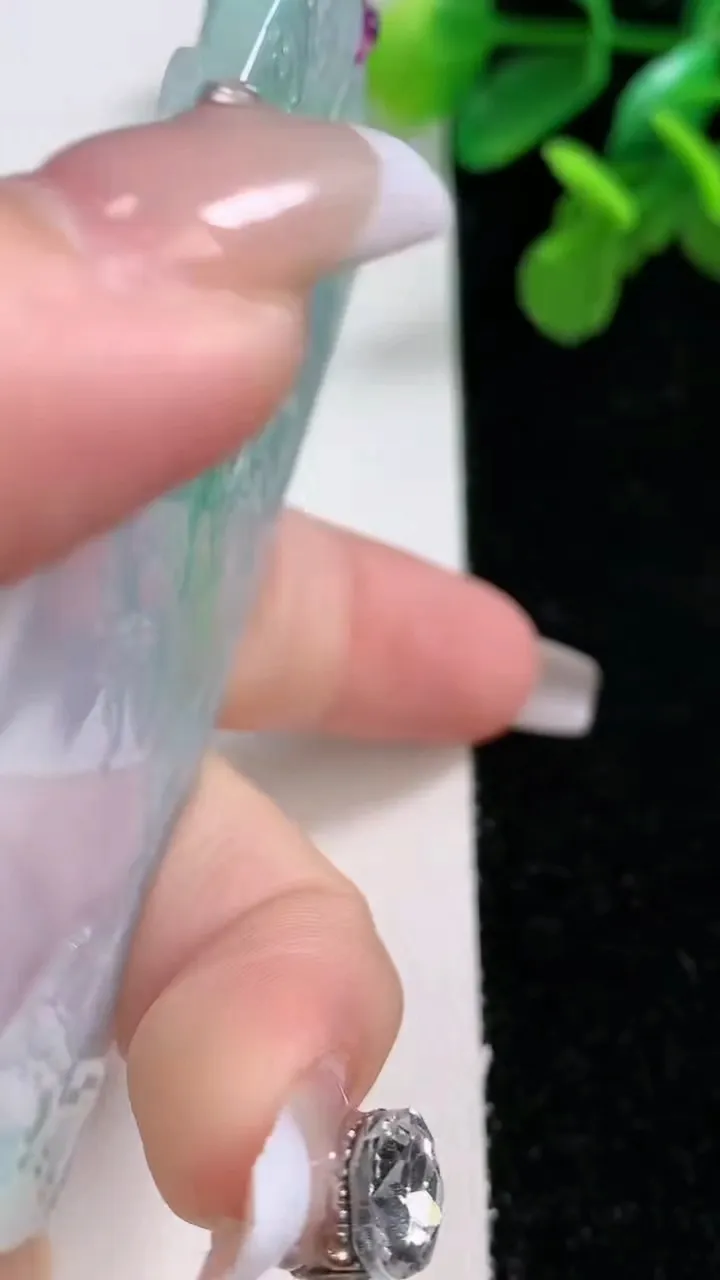 天然A货翡翠山水牌吊坠，尺寸77.2-44-5.2，重量:46.43g
1月1日