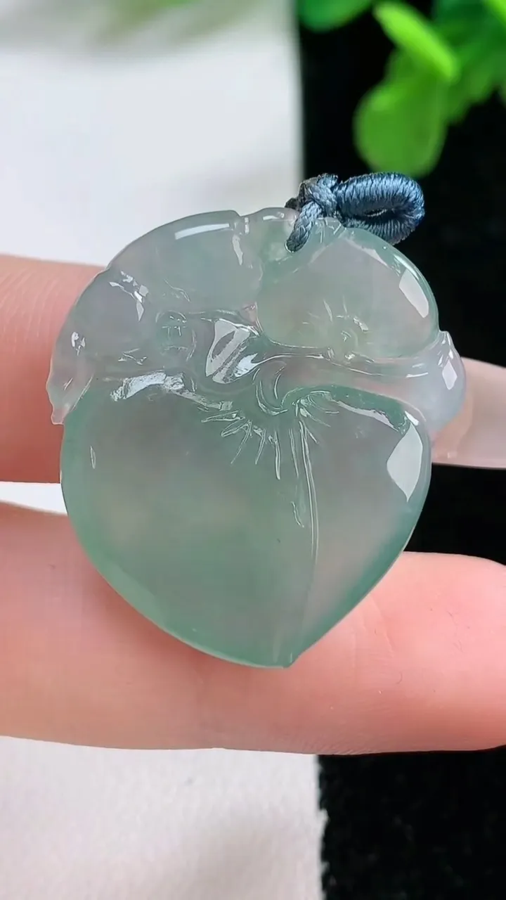 天然A货翡翠寿桃吊坠，尺寸29-36.6-5.8，重量:7.21g
1月1日