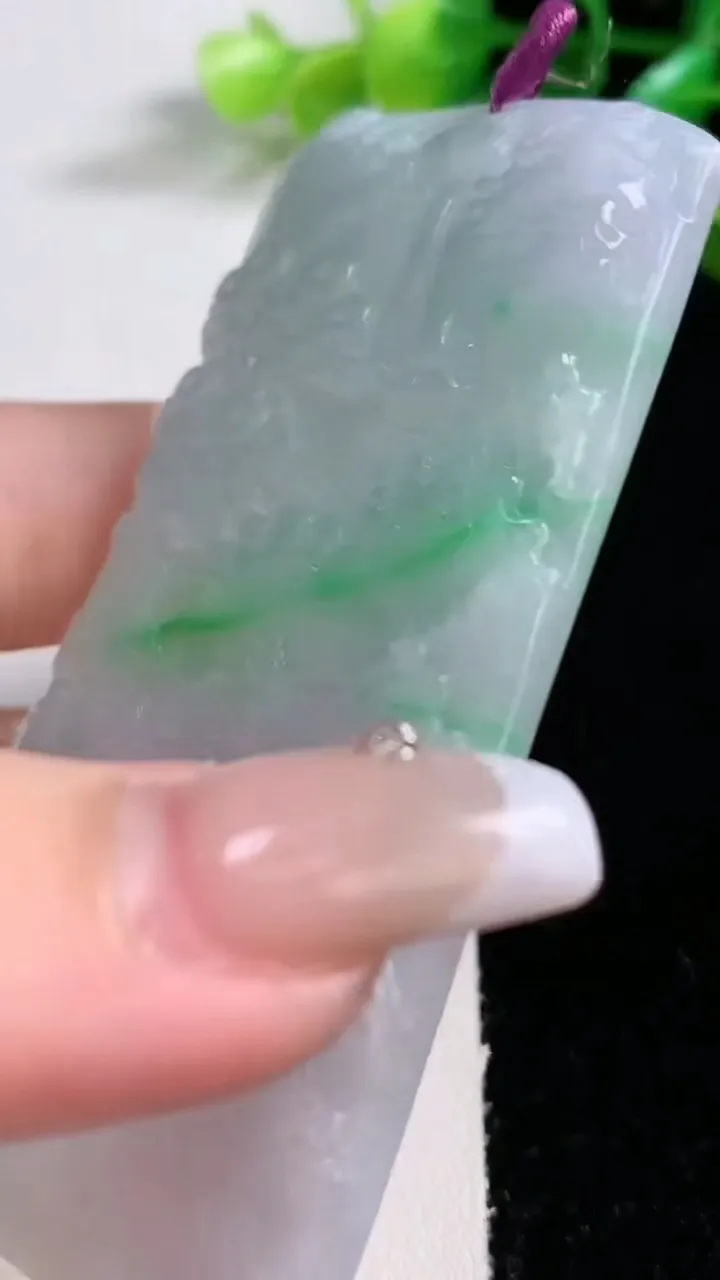 天然A货翡翠山水牌吊坠，尺寸77.2-44-5.2，重量:46.43g
1月1日