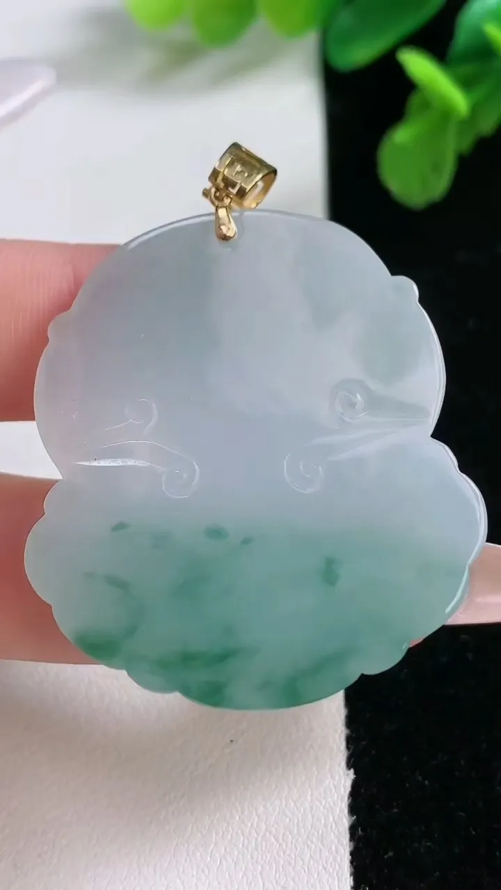 天然A货翡翠种飘花观音头吊坠，尺寸40.8-36.3-6，重量:16.40g
1月1日