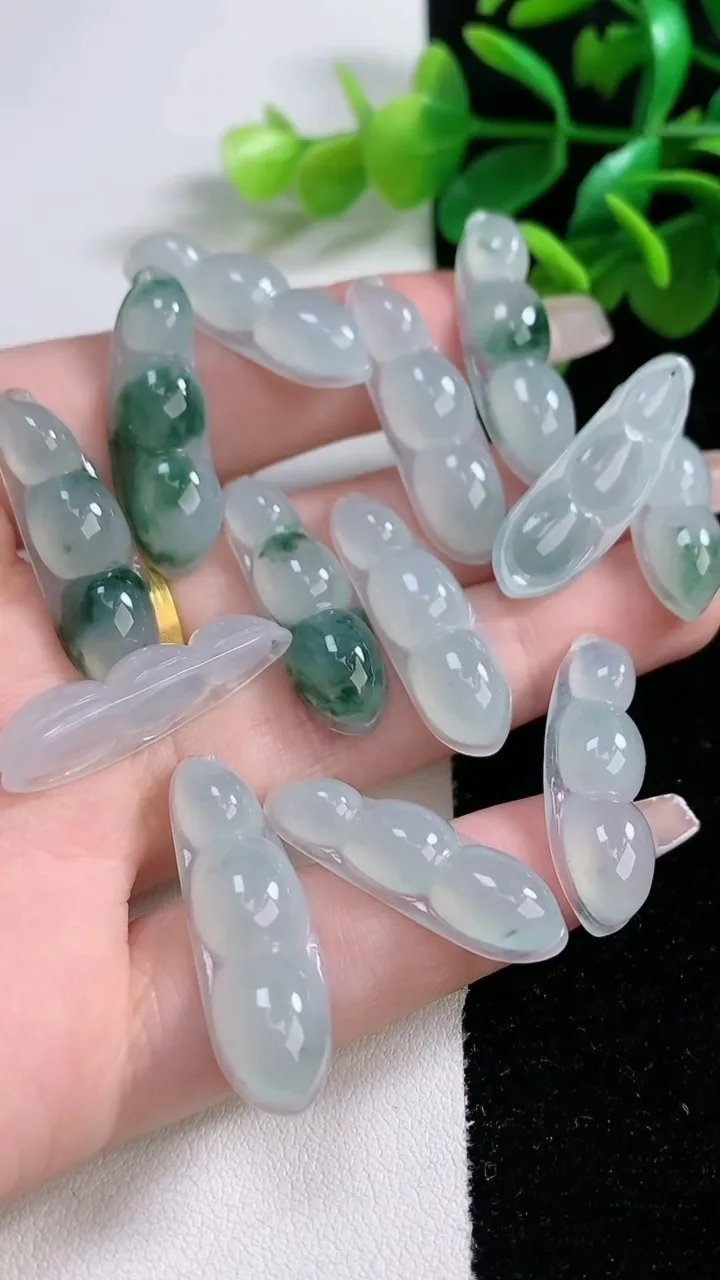 天然A货翡翠冰种飘花福豆吊坠一手，尺寸30.7-9.4-5.4，重量:34.40g
1月1日