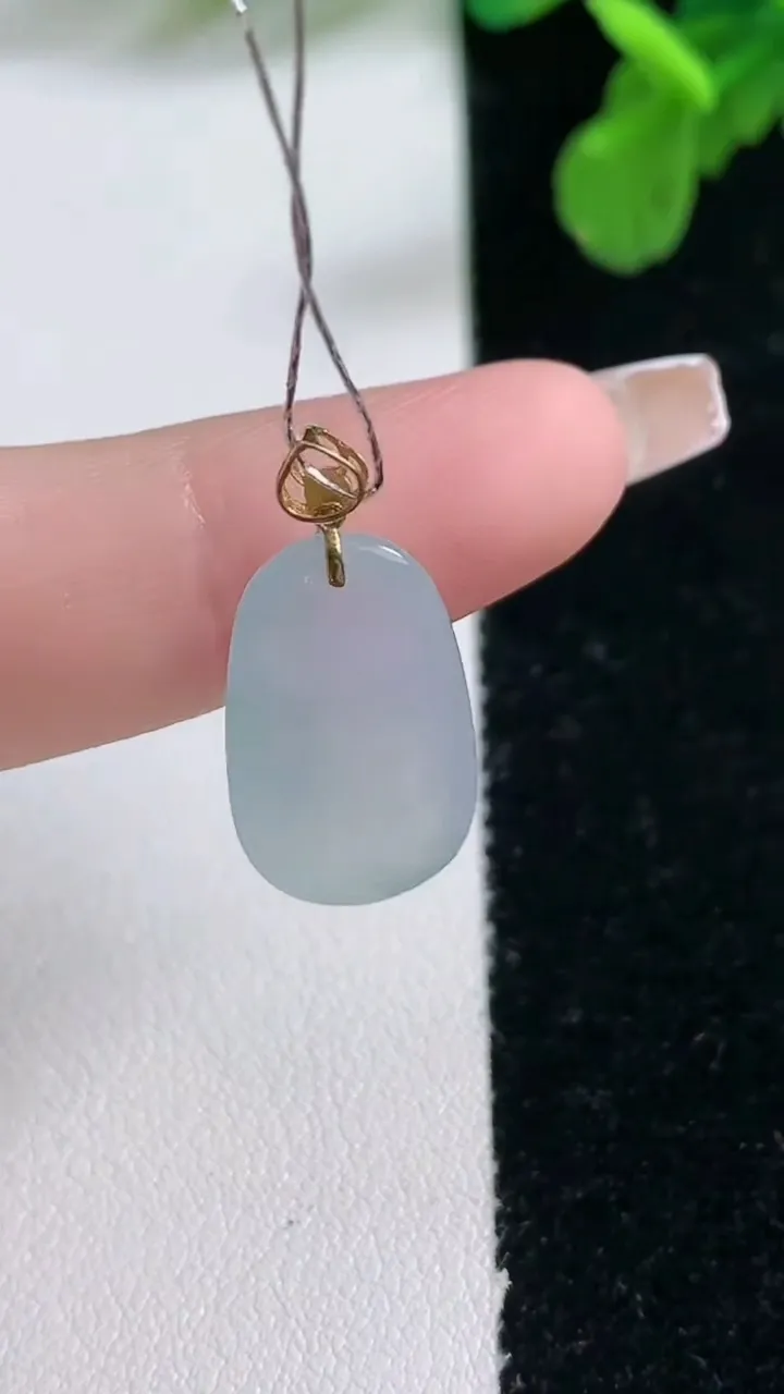 天然A货翡翠种白冰福瓜吊坠，尺寸18.5-11-6，重量:2.61g
1月1日