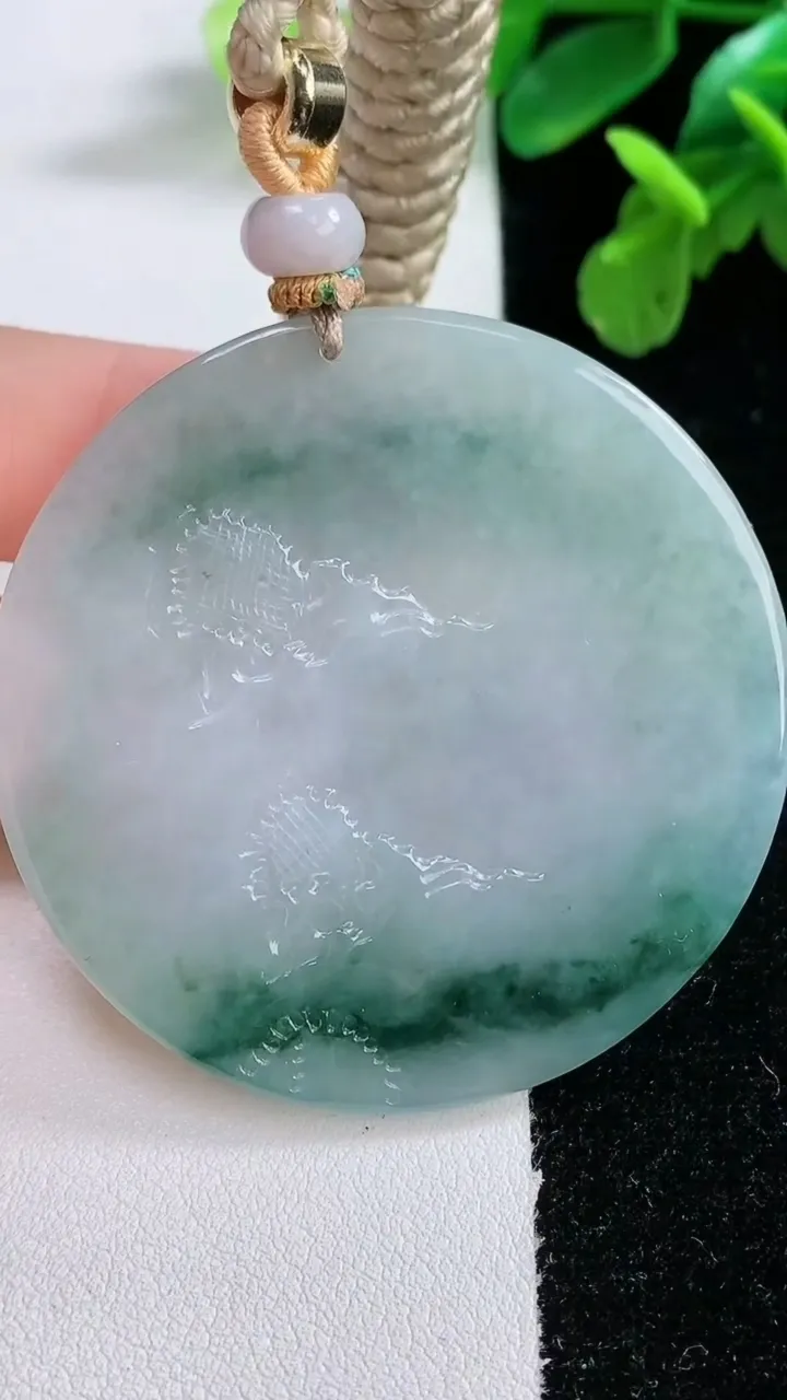 天然A货翡翠牌吊坠，尺寸51.4-5.7，重量:36.31g
1月1日