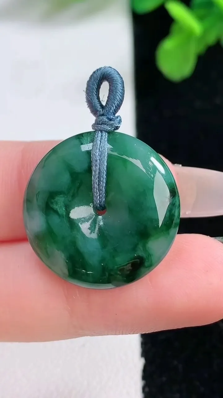 天然A货翡翠平安扣吊坠，尺寸21.9-5，重量:5.03g
1月1日