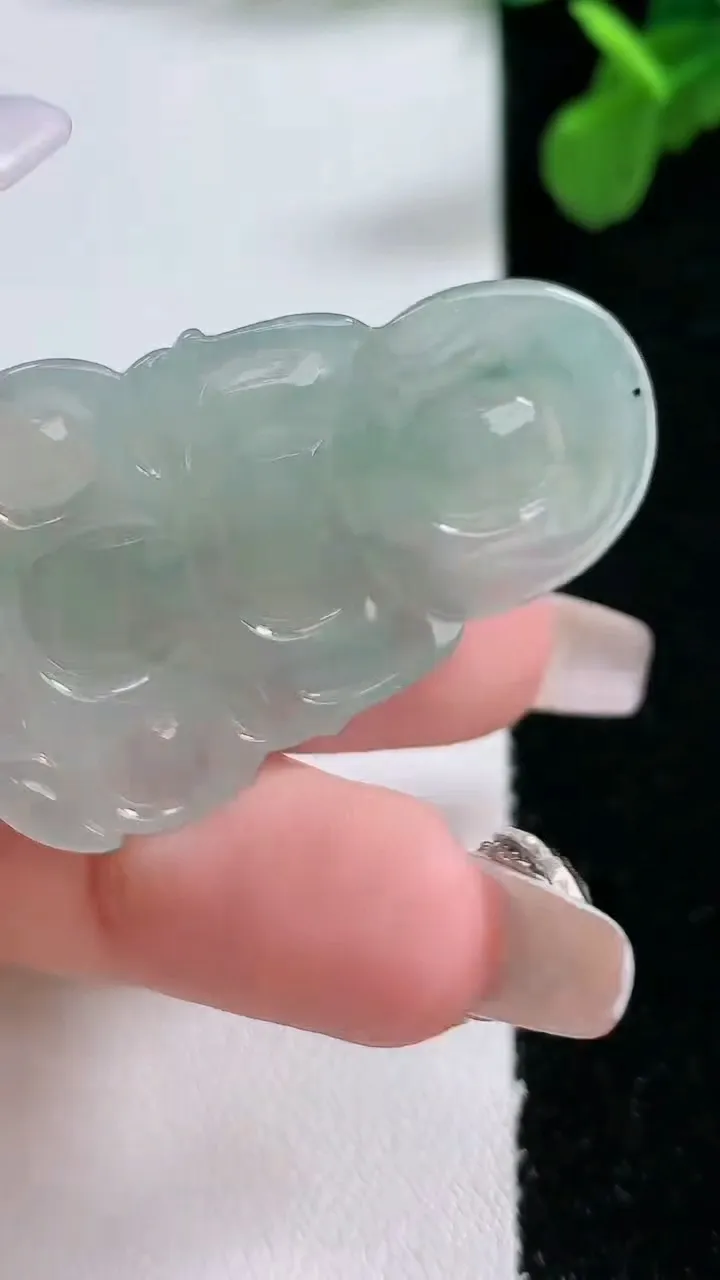 天然A货翡翠冰种飘花观音菩萨吊坠，尺寸42.8-26.6-4.3
1月1日