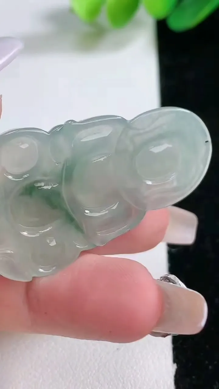 天然A货翡翠观音菩萨吊坠，尺寸43-26.2-4.6，重:8.88g 123
1月1日