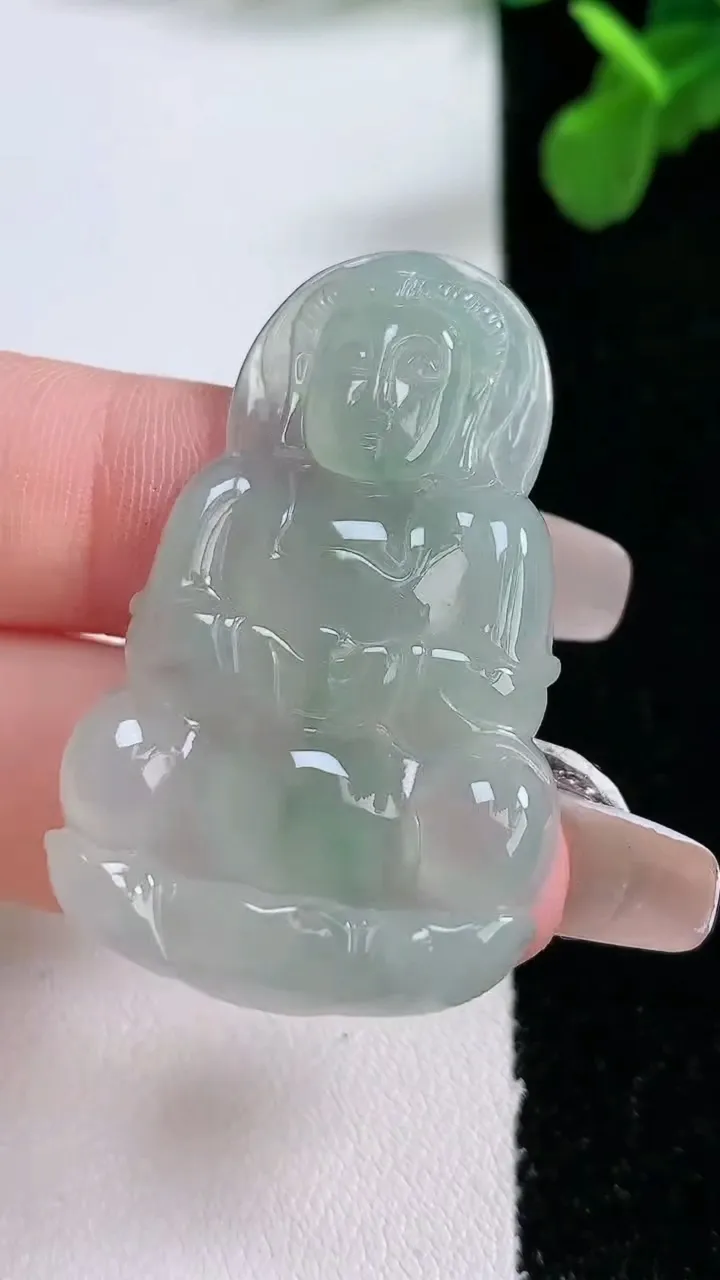 天然A货翡翠冰种飘花观音菩萨吊坠，尺寸42.8-26.6-4.3
1月1日