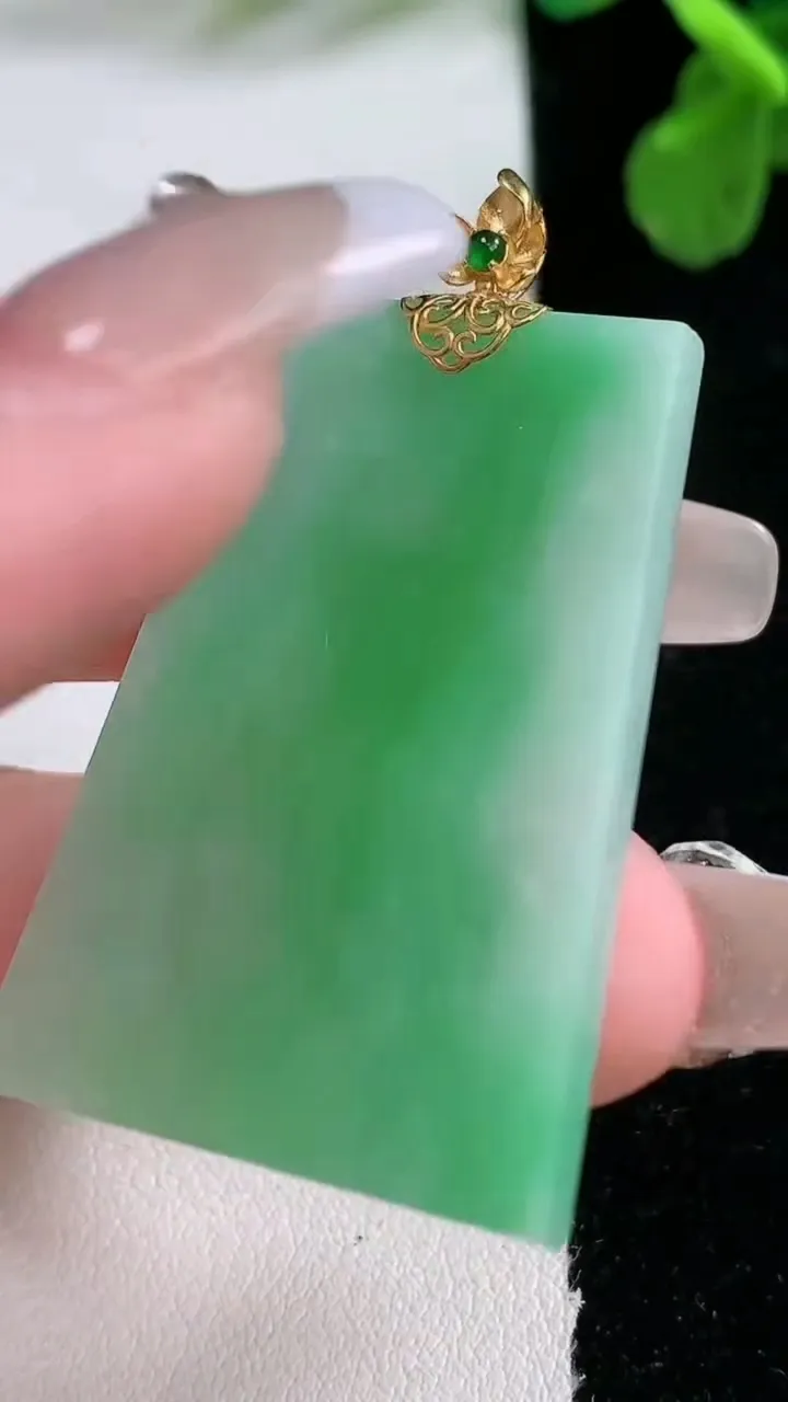 天然A货翡翠无事牌吊坠，尺寸38.7-27.7-2.8，重量:9.64g
1月1日