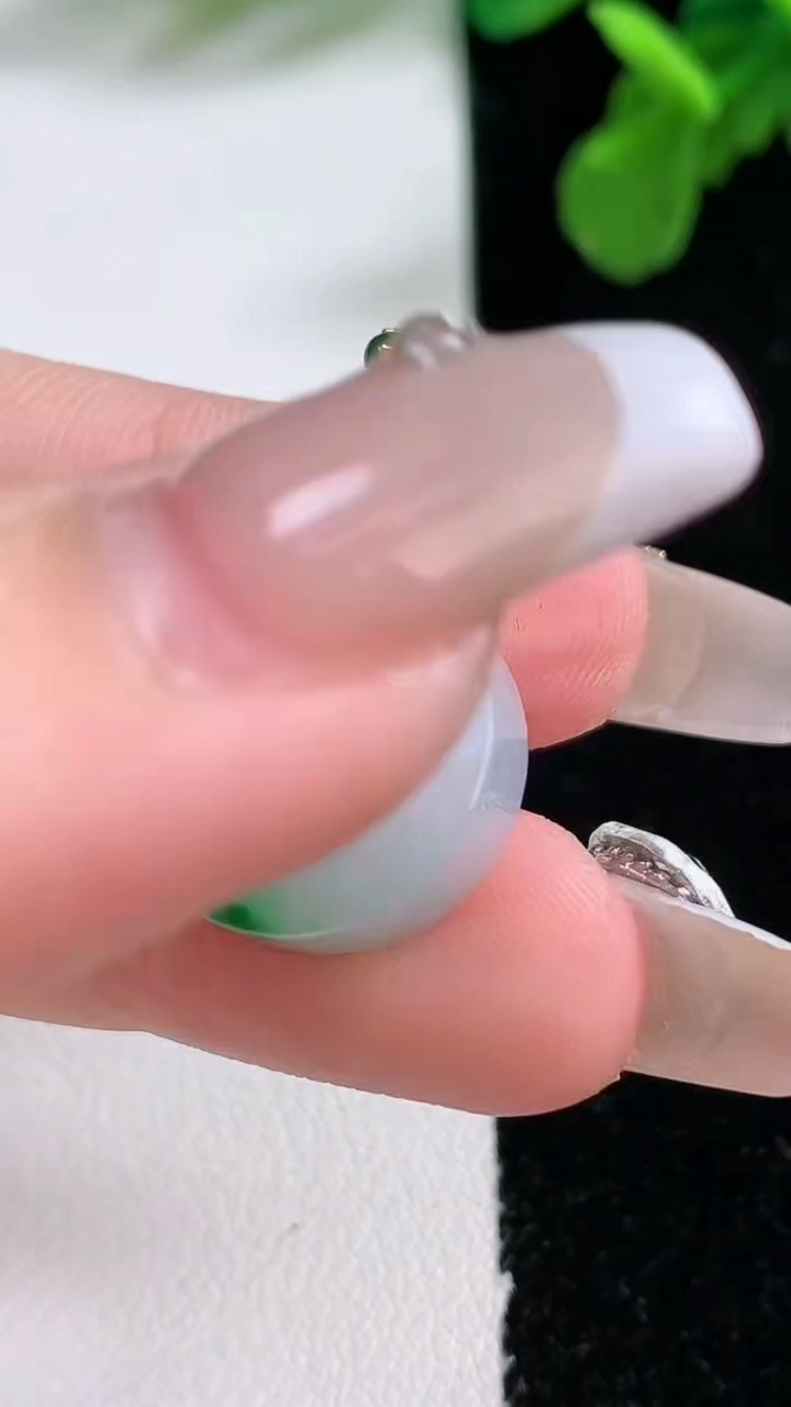 天然A货翡翠路路通吊坠，尺寸16.5-5.7，重量:4.14g
1月1日