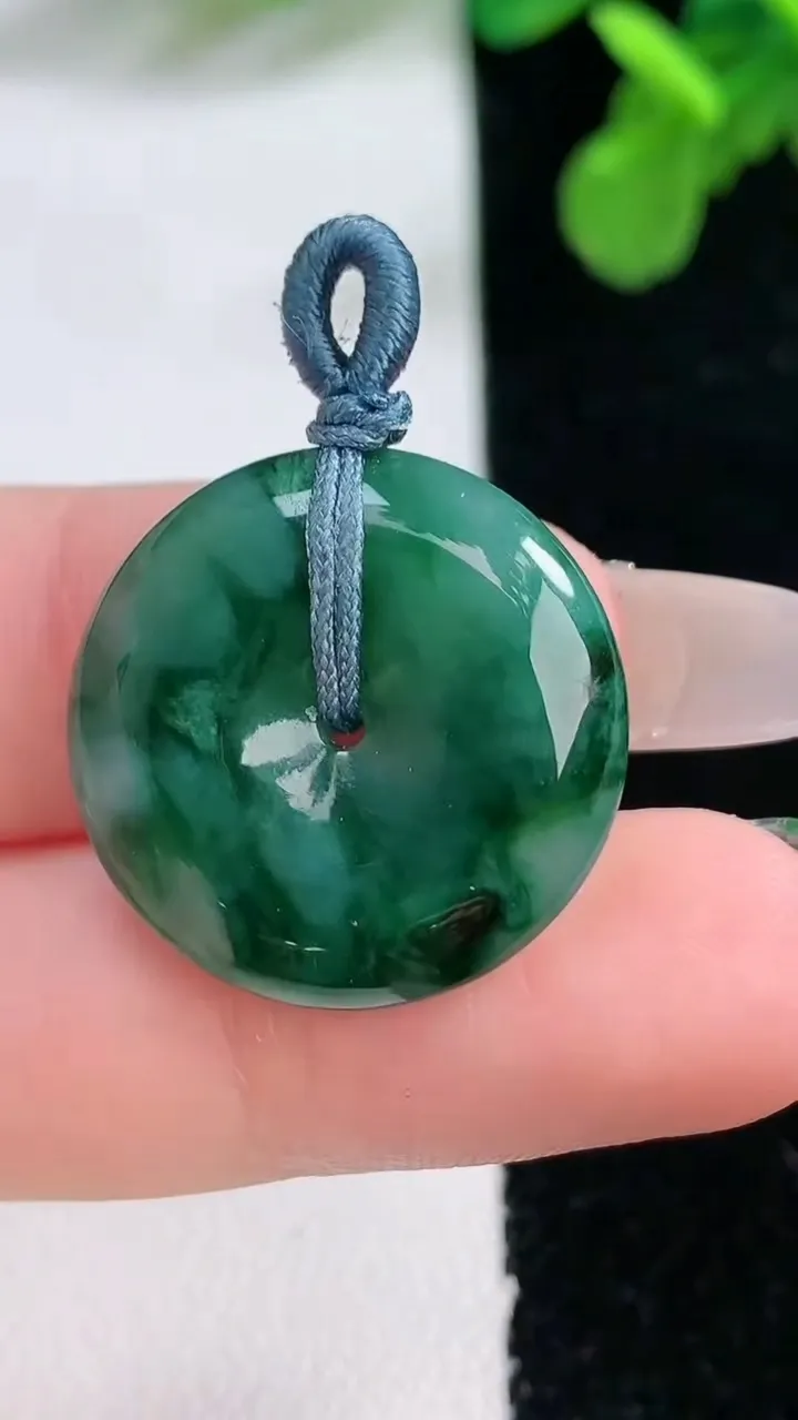 天然A货翡翠平安扣吊坠，尺寸21.9-5，重量:5.03g
1月1日