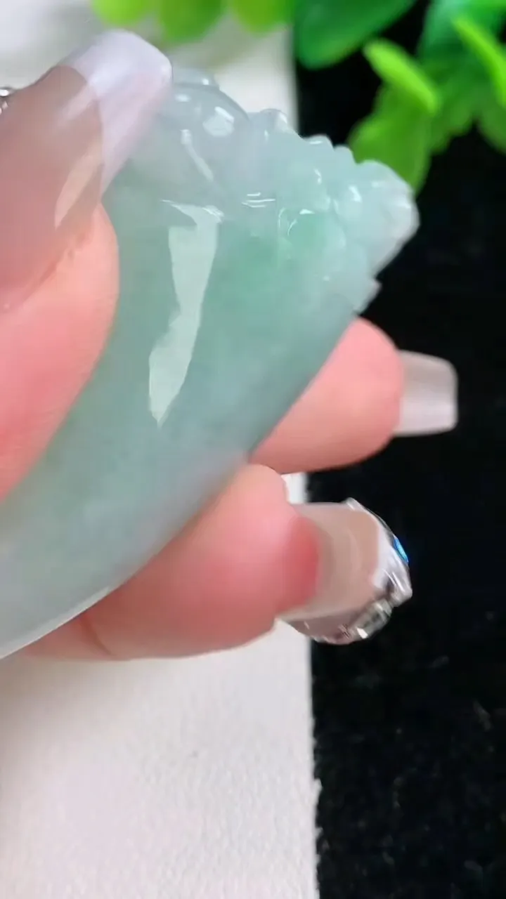 天然A货翡翠龙牙吊坠，尺寸54.4-26-12.5，重量:21.62g
1月1日