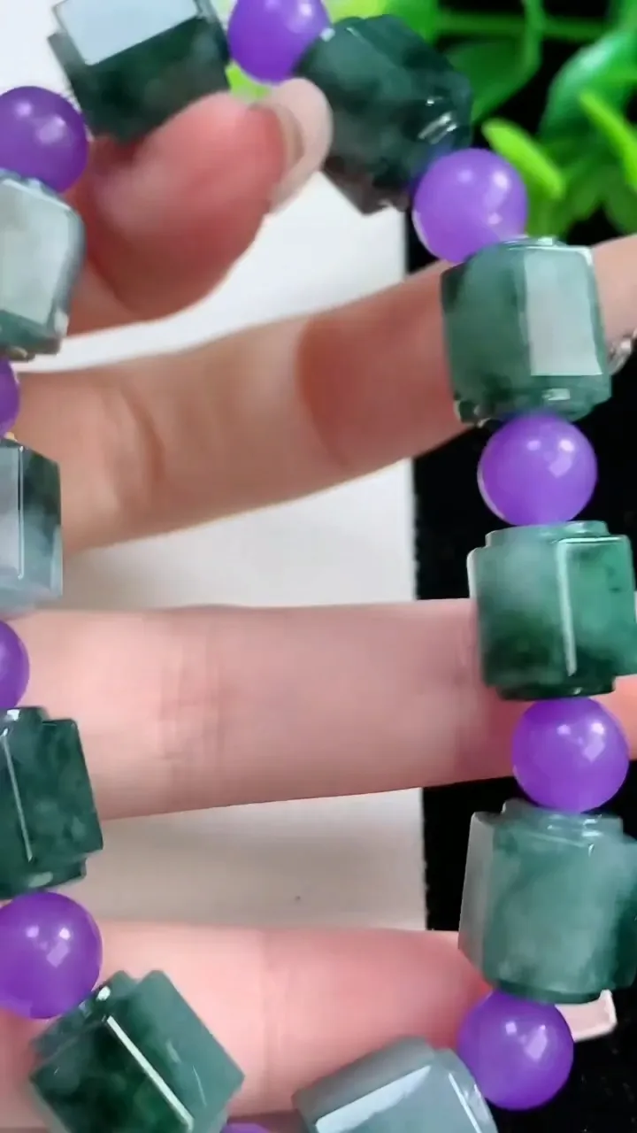 天然A货翡翠飘花路路通手串10颗，尺寸12-11，重量:44.85g1月1日
工厂直销收藏佳品,种好水足，色泽均匀，有种有色，上手高大气！