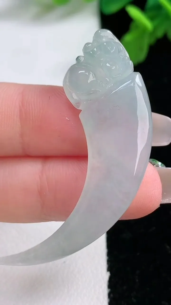 天然A货翡翠龙牙吊坠，尺寸47.4-14.3-5.4，重量:7.76g
1月1日