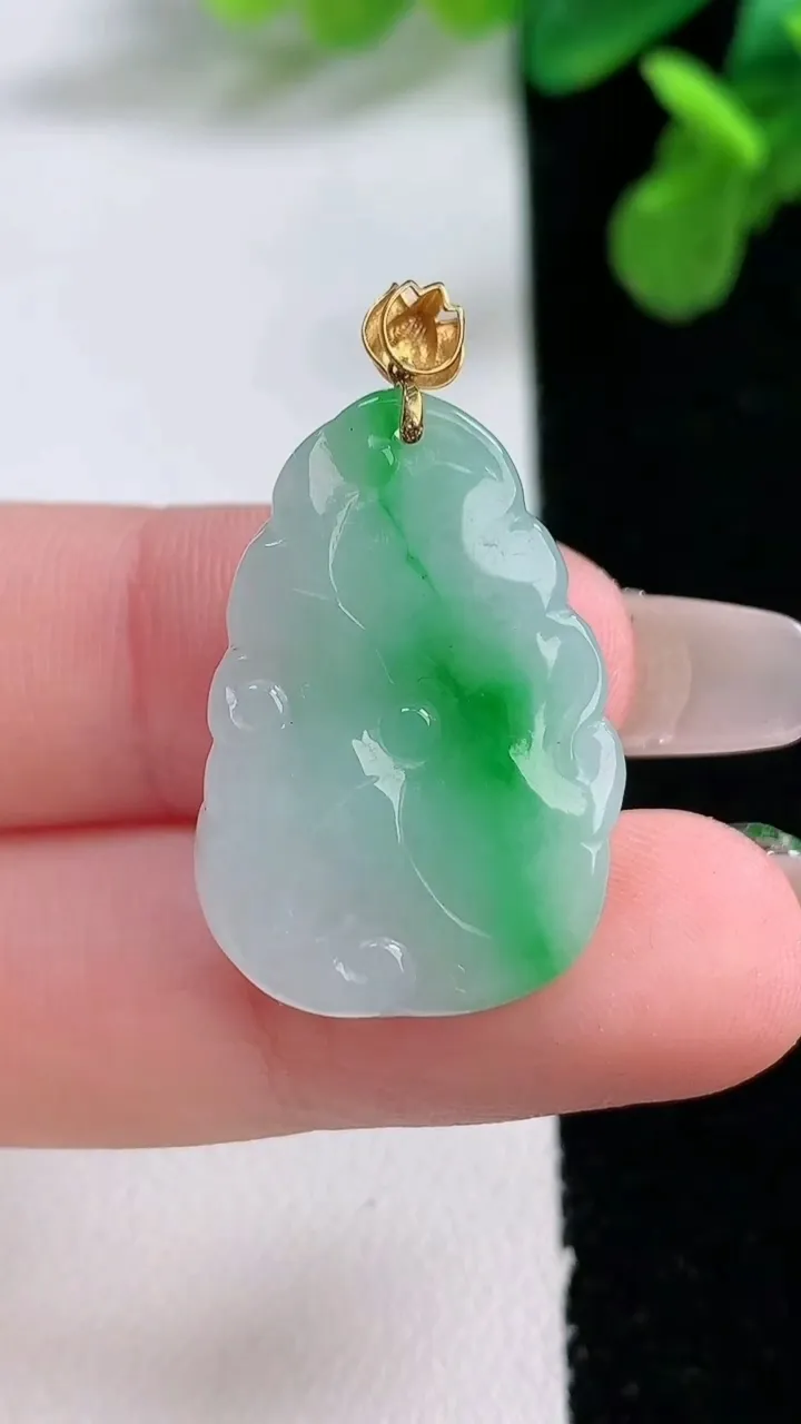 天然A货翡翠荷叶鱼吊坠，尺寸26.4-18-6，重量:5.40g
1月1日