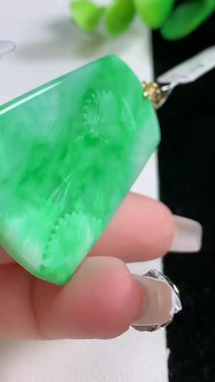 天然A货翡翠山水牌吊坠，尺寸45-30.6-6.2，重:18.32g 116
1月1日