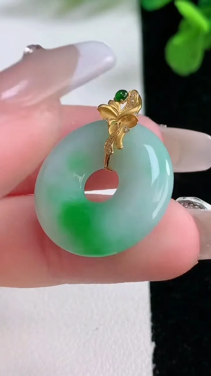 天然A货翡翠平安环吊坠，尺寸22.2-3.7，重量:4.07g
1月1日