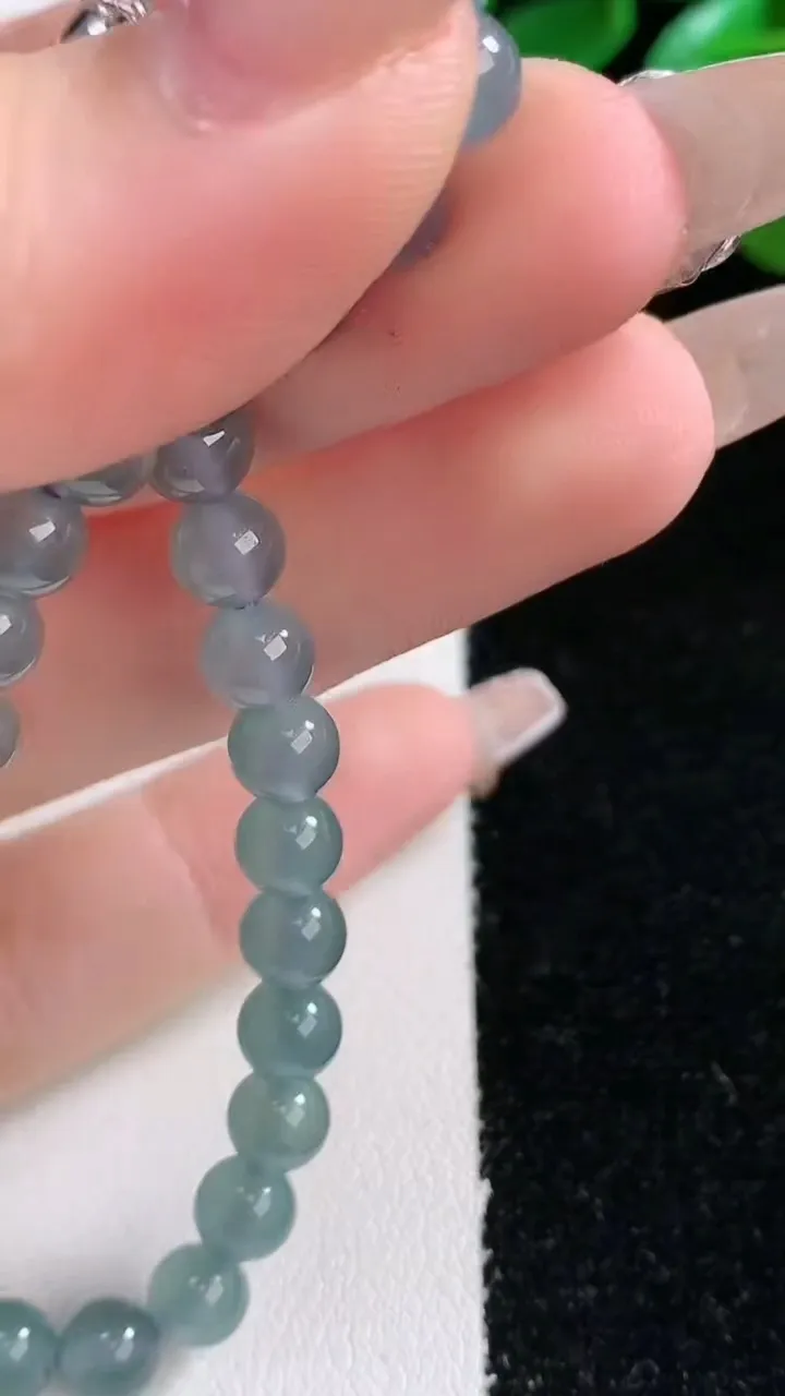 天然A货翡翠种蓝水圆珠手串31颗，尺寸5.8，重量:12.38g1月1日
工厂直销收藏佳品,种好水足，色泽均匀，有种有色，上手高大气！