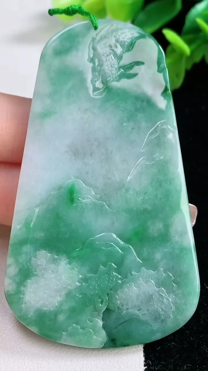 天然A货翡翠山水牌吊坠，尺寸74.6-43.3-6，重量:39.24g
1月1日