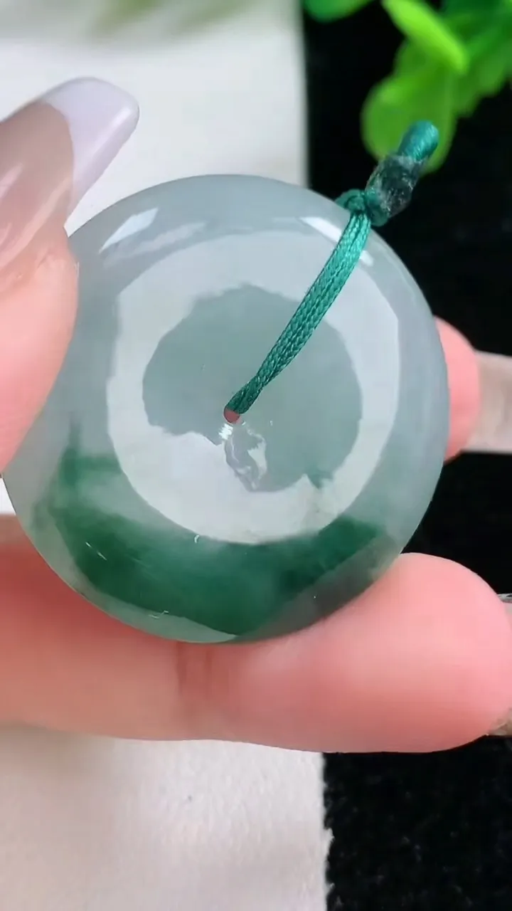 天然A货翡翠冰种飘花平安扣吊坠，尺寸31.6-5.7，重量:12.51g
1月1日