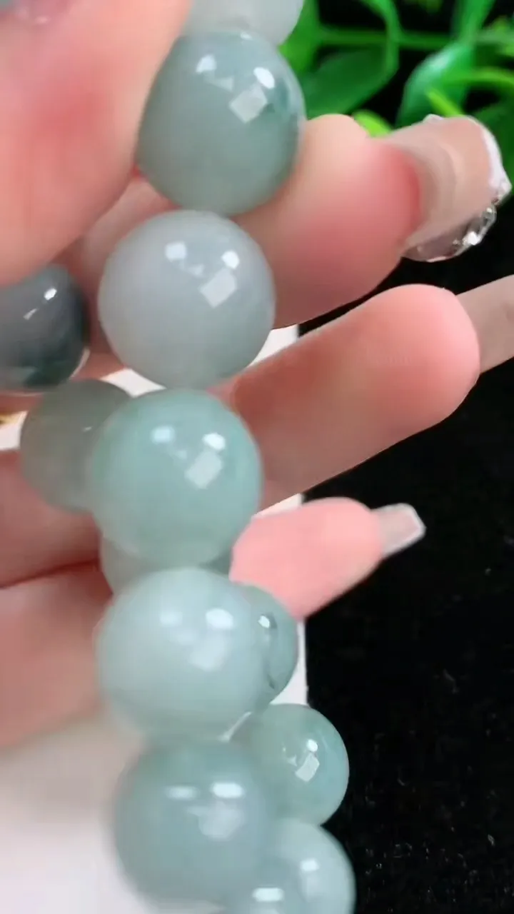 天然A货翡翠飘花圆珠手串16颗，尺寸12.7，重量:57.39g1月1日
工厂直销收藏佳品,种好水足，色泽均匀，有种有色，上手高大气！