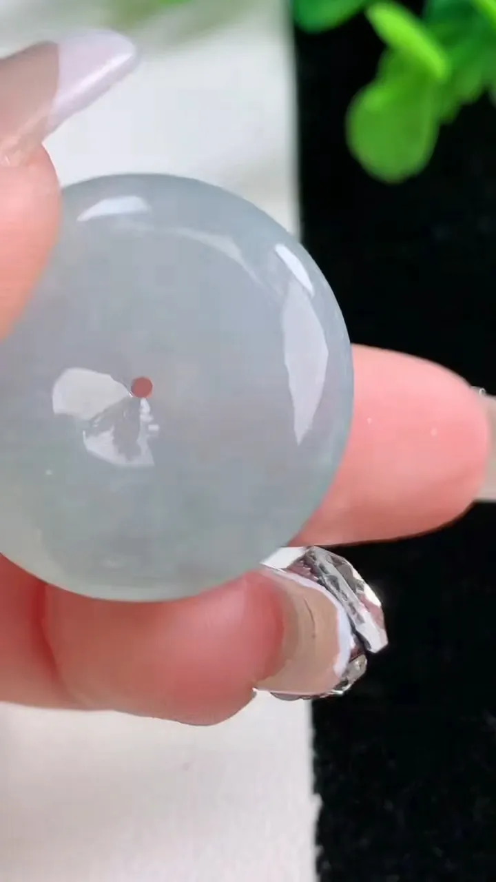 天然A货翡翠平安扣吊坠，尺寸26.8-5.5，重量:8.18g
1月1日