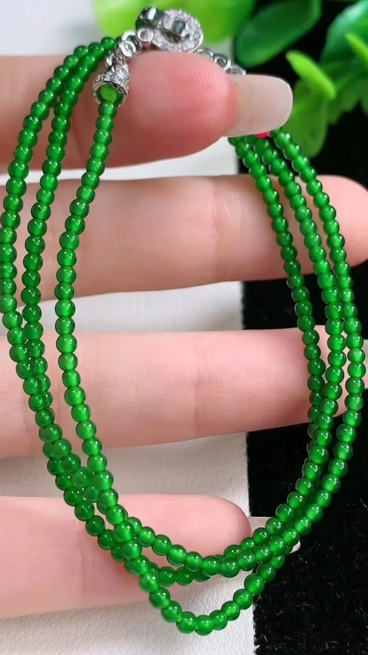 天然A货翡翠小米圆珠项链238颗，尺寸2.3，重量:6.42g
1月1日