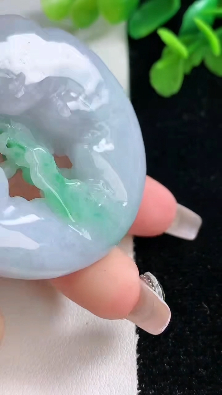 天然A货翡翠无相佛吊坠，尺寸50-49.5-12.4，重量:59.75g
1月1日