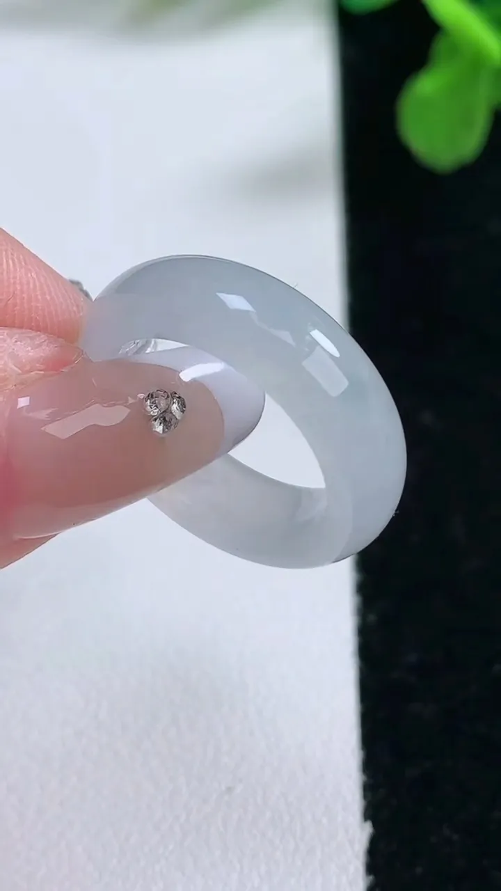 天然A货翡翠指环 戒指，尺寸16-6-3.4，重量:4.08g2026年1月1日
工厂直销收藏佳品,种好水足，色泽均匀，有种有色，上手高大气！