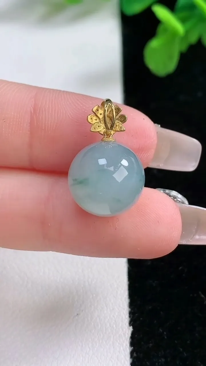 天然A货翡翠18k金飘花圆珠吊坠，尺寸13，重量:4.10g
1月1日
