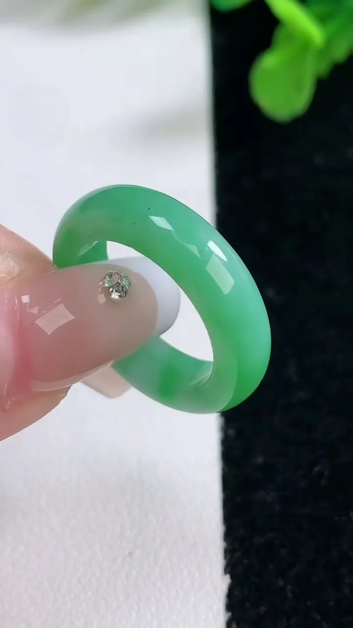 天然A货翡翠指环 戒指，尺寸17-5.6-3.7，重量:4.14g2026年1月1日
工厂直销收藏佳品,种好水足，色泽均匀，有种有色，上手高大气！