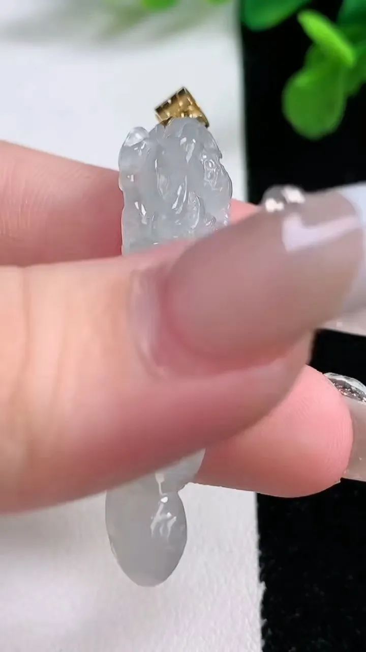 天然A货翡翠种飘花龙柱吊坠，尺寸44-10.4-9.5，重量:6.62g
1月1日