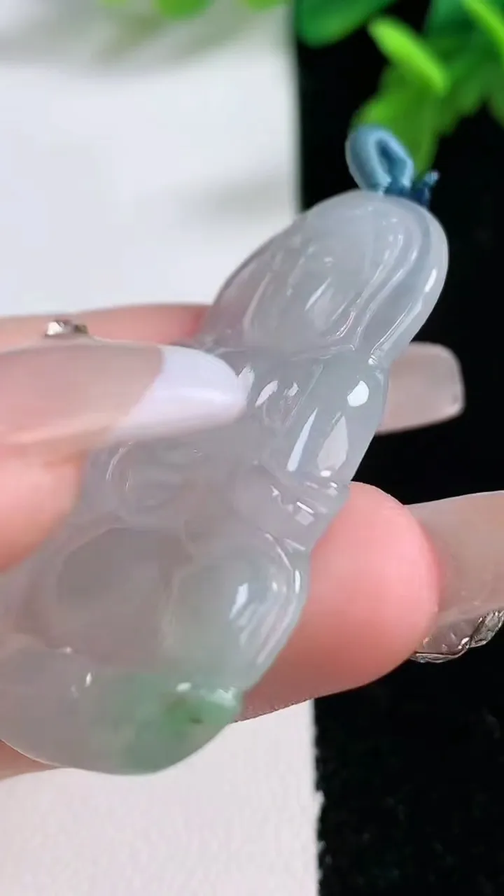 天然A货翡翠观音菩萨吊坠，尺寸46.4-28-4，重量:10.45g
1月1日