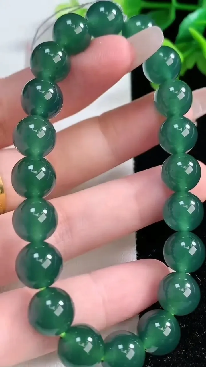 天然A货翡翠圆珠手串20颗，尺寸9.8，重量:33.20g1月2日
工厂直销收藏佳品,种好水足，色泽均匀，有种有色，上手高大气！
