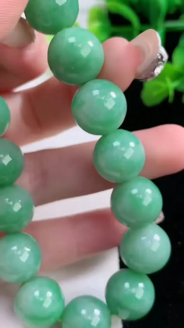天然A货翡翠圆珠手串16颗，尺寸13.2，重:65.36g1月2日
工厂直销收藏佳品,种好水足，色泽均匀，有种有色，上手高大气！