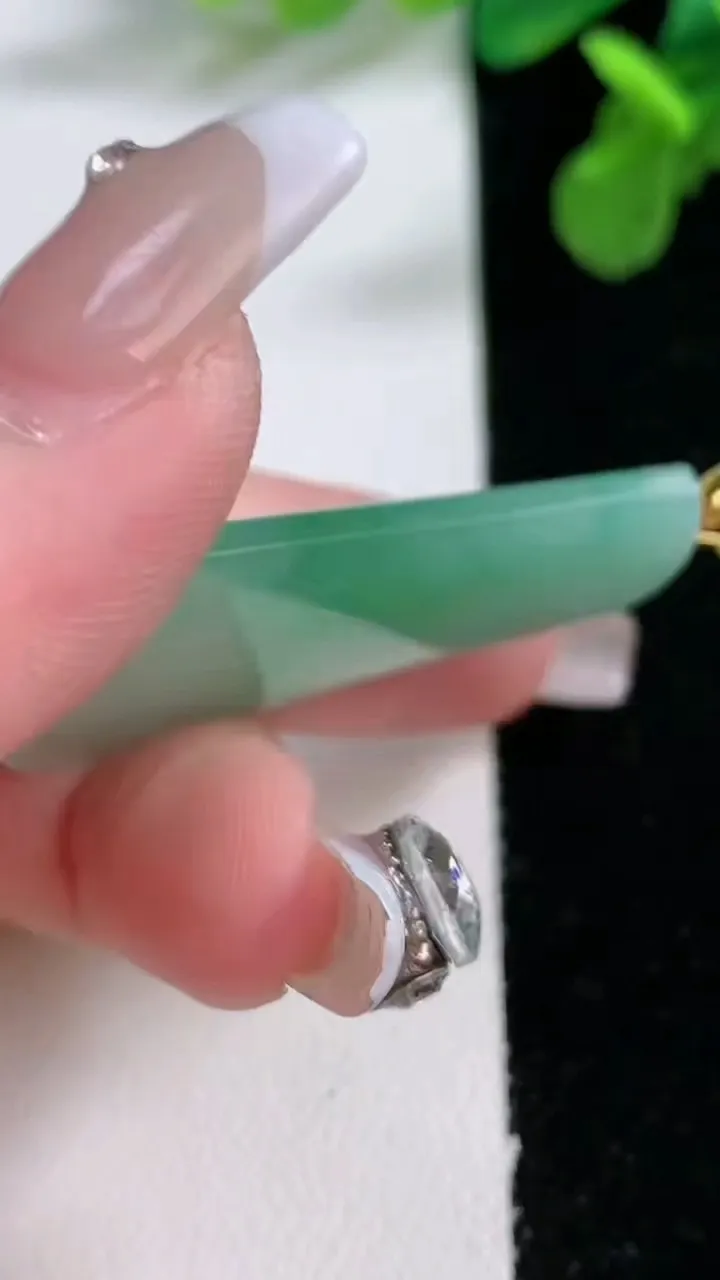 天然A货翡翠无事牌吊坠，尺寸41.7-22-5.8，重量:11.66g
1月2日