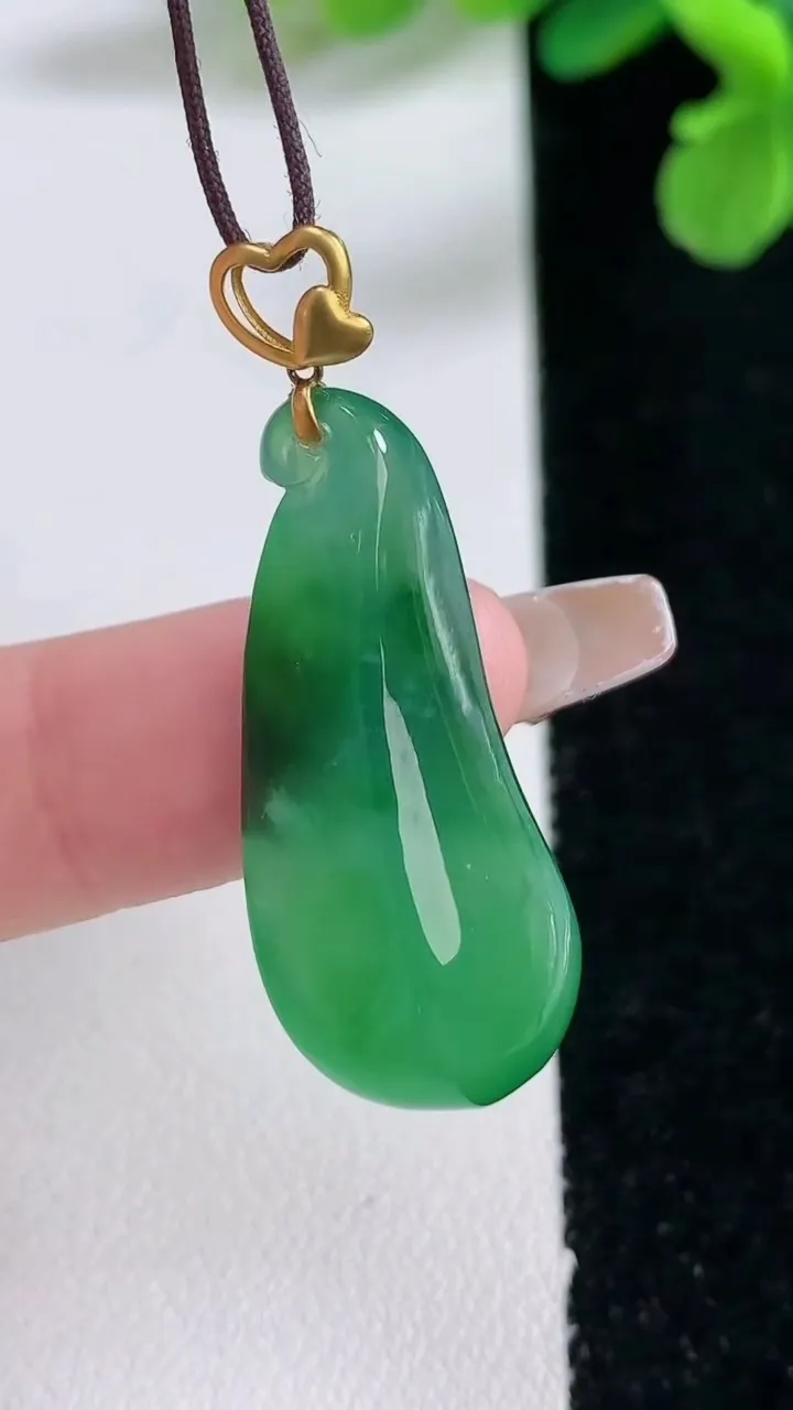 天然A货翡翠福瓜吊坠，尺寸31-13.8-7，重量:4.70g
1月2日