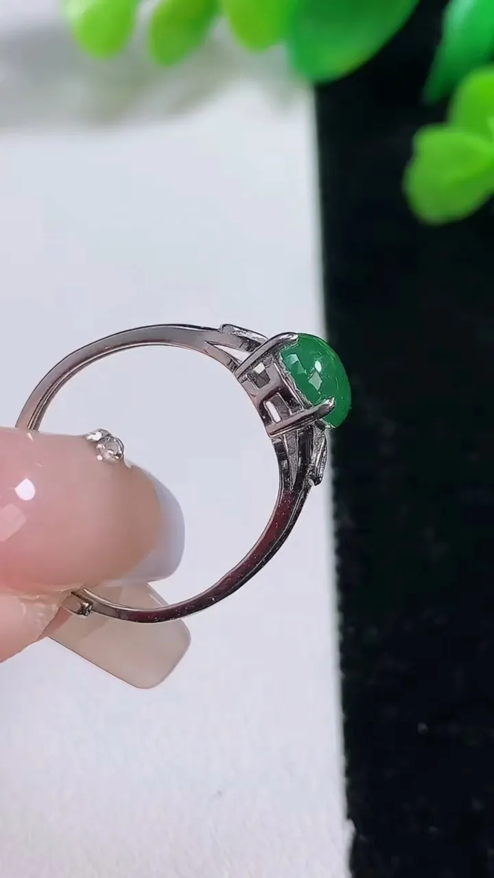 天然A货翡翠蛋面戒指，尺寸8-6.5，重:1.75g2026年1月2日
工厂直销收藏佳品,种好水足，色泽均匀，有种有色，上手高大气！