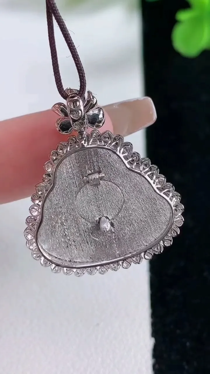 天然A货翡翠佛公吊坠，尺寸27.2-23.3-6.7裸石18-20.7，重量:4.06g
1月2日