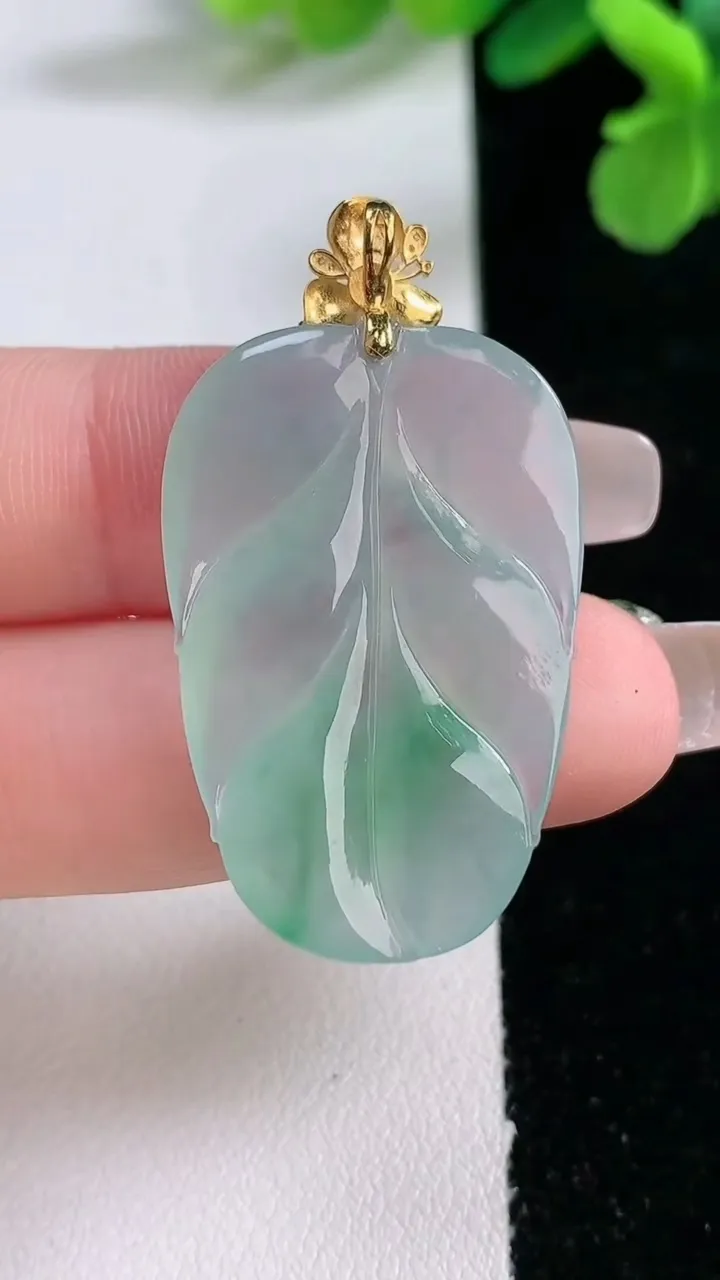 天然A货翡翠金枝玉叶 叶子吊坠，尺寸33.2-22-5，重量:7.15g
1月2日
